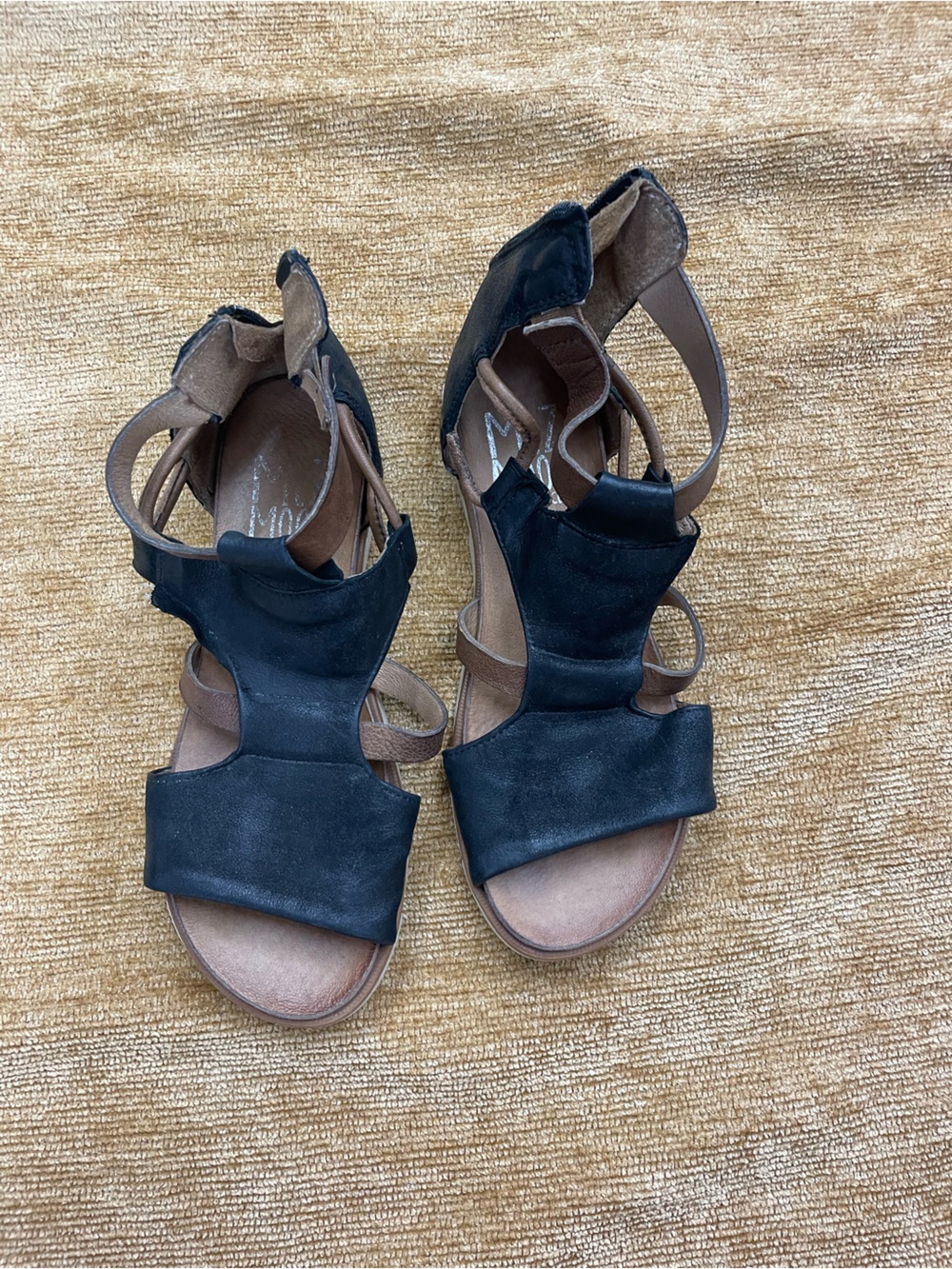 Miz Mooz black & tan back zip, cushioned EU size 37, leather sandal
